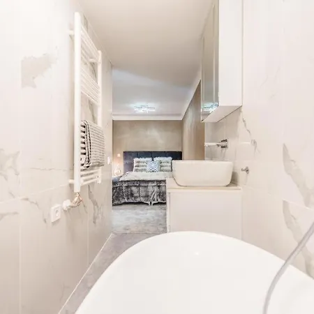 Andrassy With Free Parking Apartament