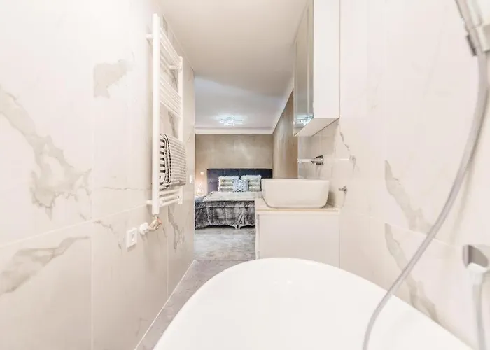 Andrassy With Free Parking Apartament
